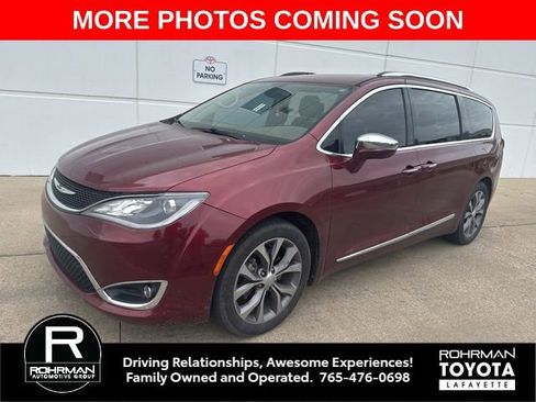 Used 2017 Chrysler Pacifica Limited FWD image 1
