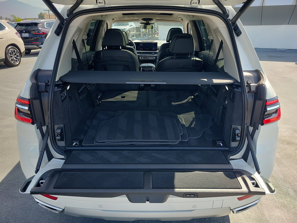 Used 2024 BMW X7 xDrive40i w/ Premium Package AWD/4WD image 9