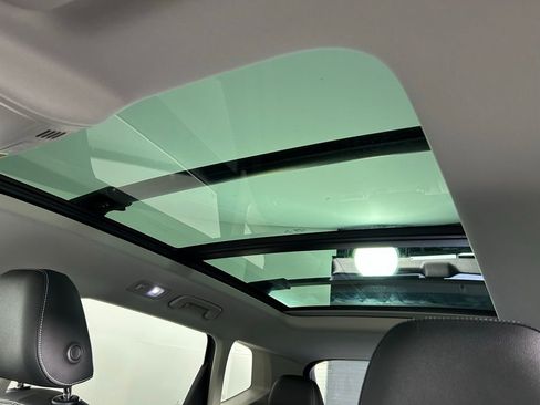Used 2022 Volkswagen Taos SE w/ Panoramic Sunroof Package FWD image 29