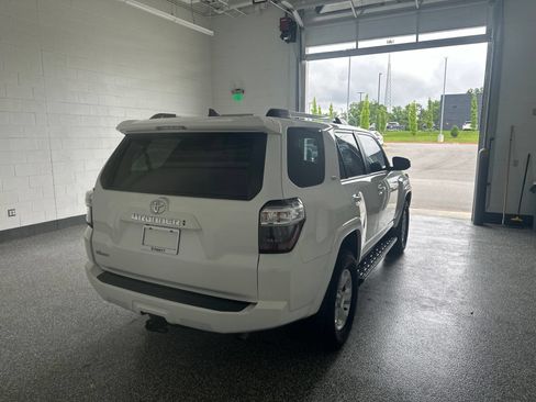 Used 2022 Toyota 4Runner SR5 AWD/4WD image 3