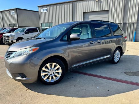 Used 2014 Toyota Sienna LE AWD/4WD image 2