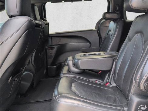 Used 2018 Chrysler Pacifica Touring-L Plus FWD image 25