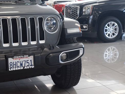 Used 2018 Jeep Wrangler Unlimited Sahara AWD/4WD image 9