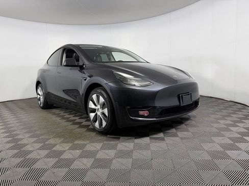 Used 2024 Tesla Model Y Long Range AWD/4WD image 3