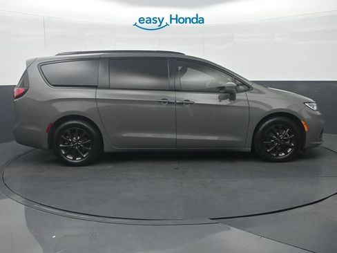 Used 2021 Chrysler Pacifica Touring-L w/ Uconnect Theater Family Group FWD image 8
