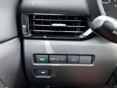 Used 2025 Nissan Sentra SV w/ Trunk Package FWD image 32