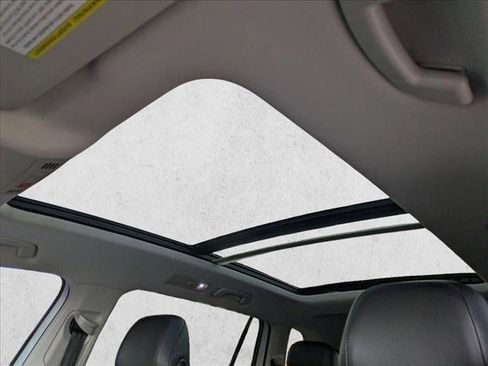 Used 2018 Volkswagen Tiguan SEL Premium image 15