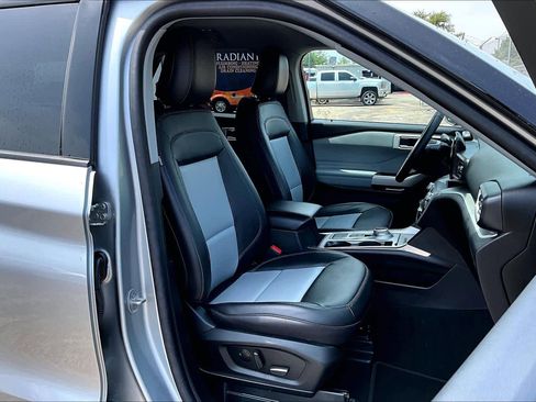 Used 2023 Ford Explorer XLT w/ Equipment Group 202A RWD image 9