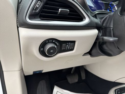 Used 2024 Chrysler Pacifica Limited FWD image 16