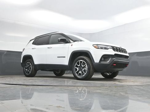 Used 2025 Jeep Compass Trailhawk AWD/4WD image 34
