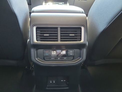 Used 2025 Volkswagen Atlas SE AWD/4WD image 13