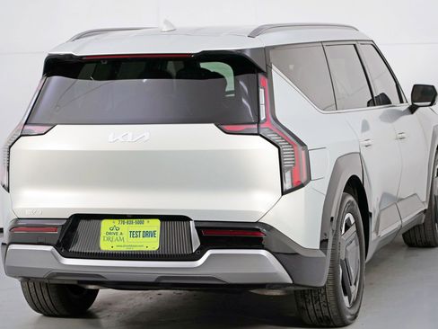 Used 2024 Kia EV9 Land image 53