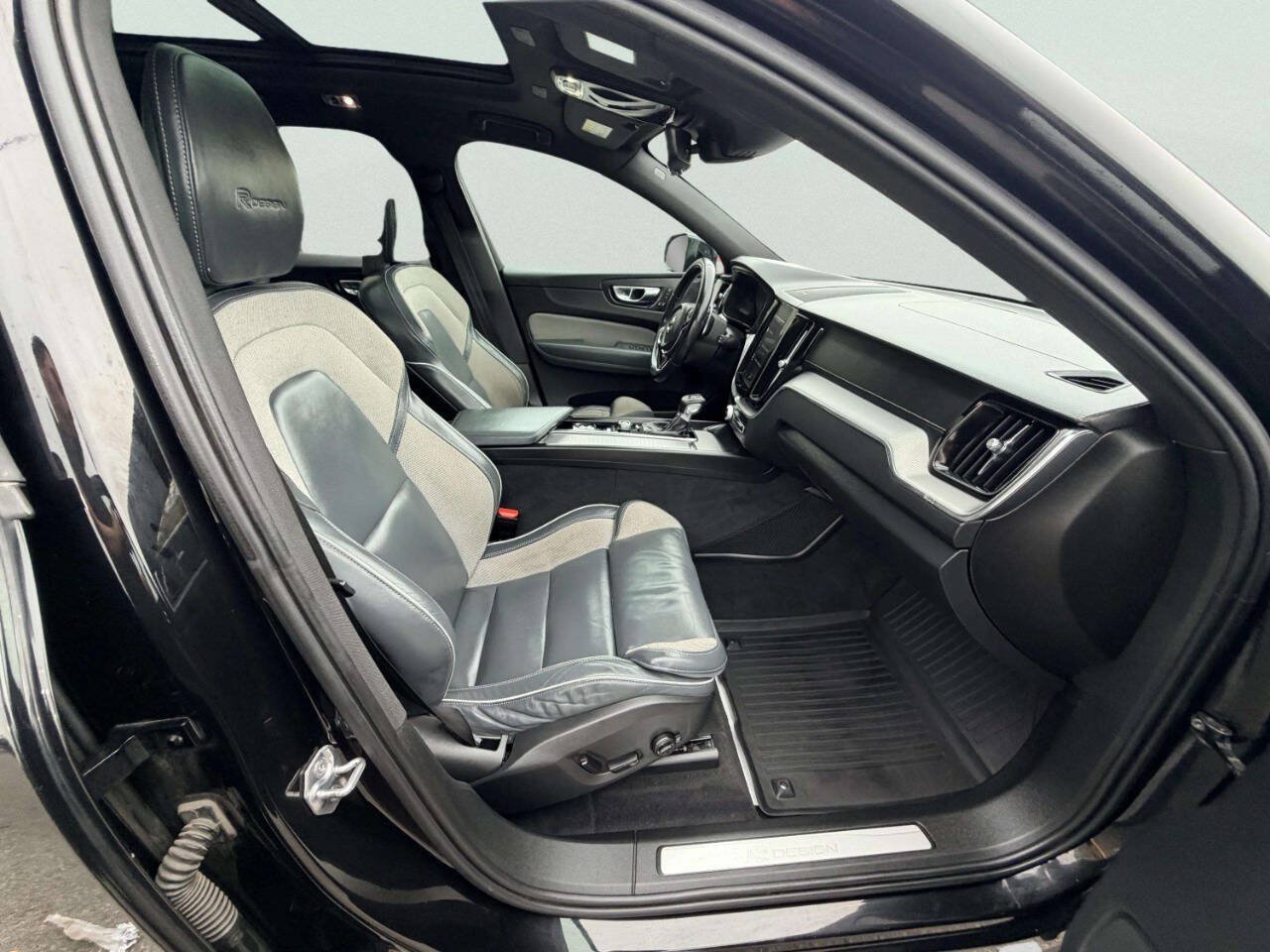 Used 2020 Volvo XC60 T5 R-Design w/ Protection Package AWD/4WD image 32