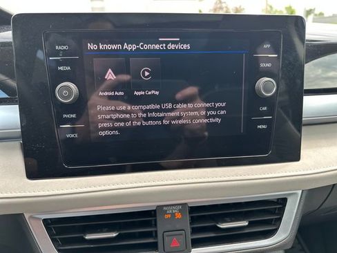 Certified 2025 Volkswagen Taos SE w/ Panoramic Sunroof Package AWD/4WD image 24