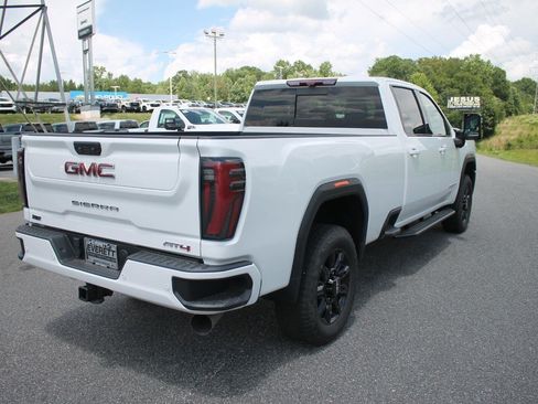 Used 2024 GMC Sierra 2500 AT4 AWD/4WD image 9