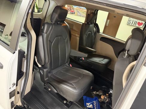 Used 2019 Dodge Grand Caravan SE image 32