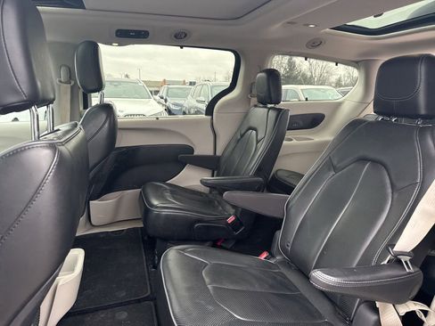 Used 2019 Chrysler Pacifica Limited w/ Advanced Safetytec Group image 18