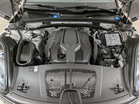 Certified 2025 Porsche Macan AWD/4WD image 26