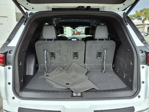 Used 2023 Chevrolet Traverse Premier image 17