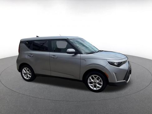 Used 2025 Kia Soul LX w/ LX Technology Package FWD image 2