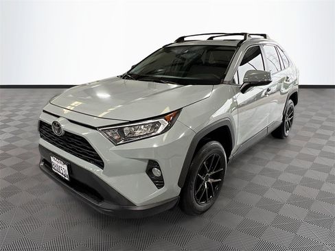 Used 2019 Toyota RAV4 XLE image 3