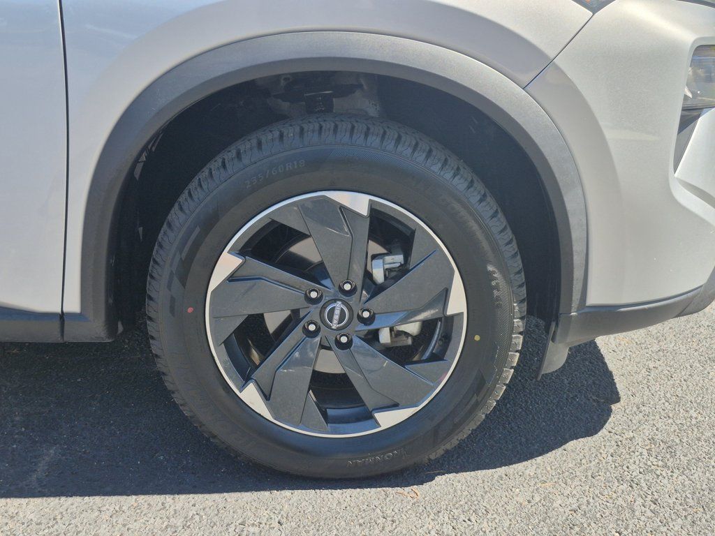 Used 2024 Nissan Rogue SV AWD/4WD image 18