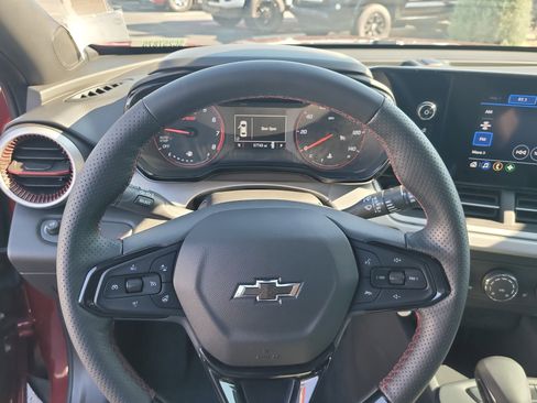 Used 2025 Chevrolet Trax RS FWD image 25