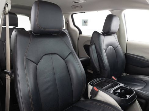 Used 2018 Chrysler Pacifica Touring-L w/ Premium Audio Group FWD image 26