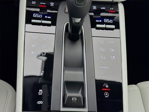 New 2026 Porsche Macan Turbo image 24