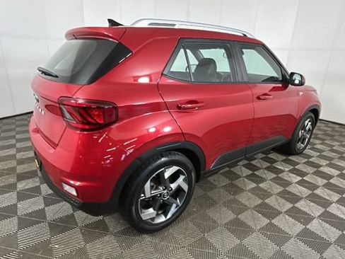 Used 2022 Hyundai Venue Limited w/ Cargo Package FWD image 3