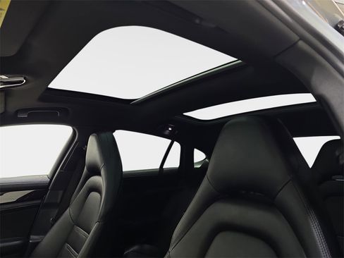 Used 2018 Porsche Panamera 4 image 32