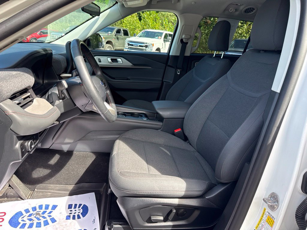 Used 2025 Ford Explorer Active AWD/4WD image 12