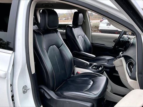 Used 2021 Chrysler Voyager Lxi image 8