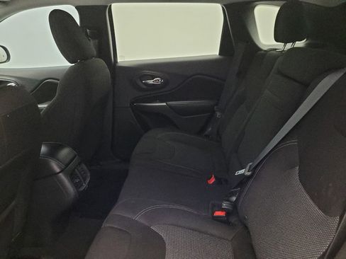 Used 2019 Jeep Cherokee Latitude w/ Popular Appearance Group AWD/4WD image 18