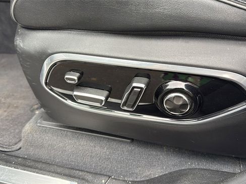 Used 2022 Jeep Grand Cherokee Overland w/ Advanced Protech Group III image 30