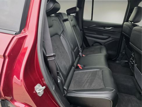 Used 2024 Jeep Grand Cherokee Altitude image 8