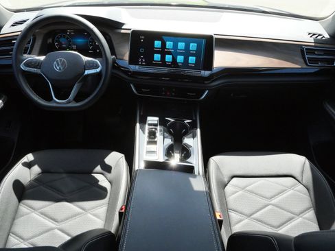 Used 2024 Volkswagen Atlas SE AWD/4WD image 10