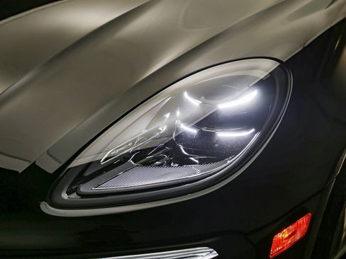 Certified 2023 Porsche Macan AWD/4WD image 11