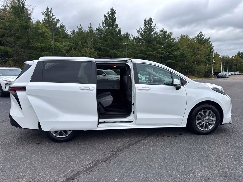 Used 2026 Toyota Sienna LE FWD image 25