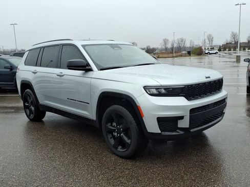 Used 2024 Jeep Grand Cherokee L Altitude image 2