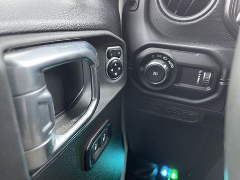 Used 2024 Jeep Wrangler Rubicon image 13