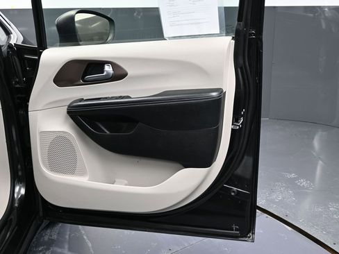 Used 2020 Chrysler Voyager L image 35