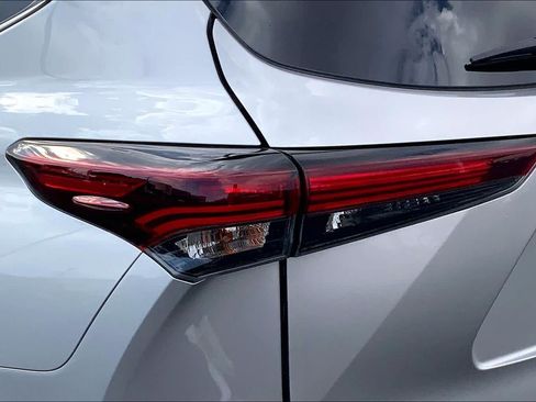 Used 2024 Toyota Highlander LE AWD/4WD image 29