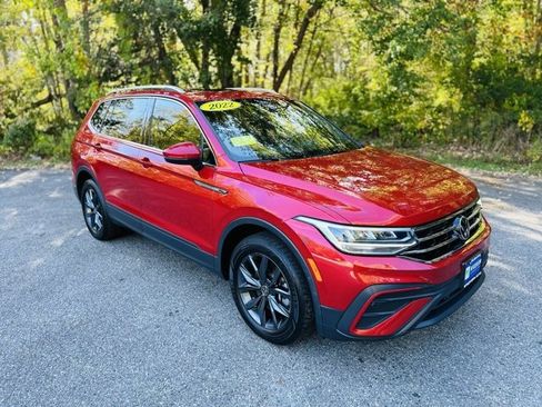 Used 2022 Volkswagen Tiguan SE w/ Panoramic Sunroof Package image 3