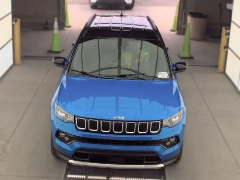 Used 2023 Jeep Compass Limited AWD/4WD image 2