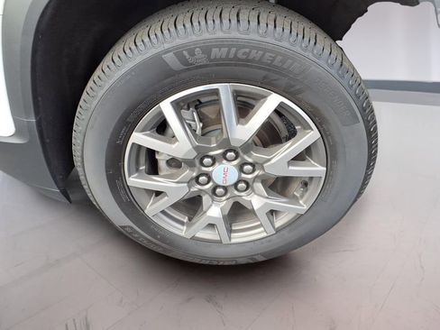 Used 2023 GMC Acadia SLE image 9