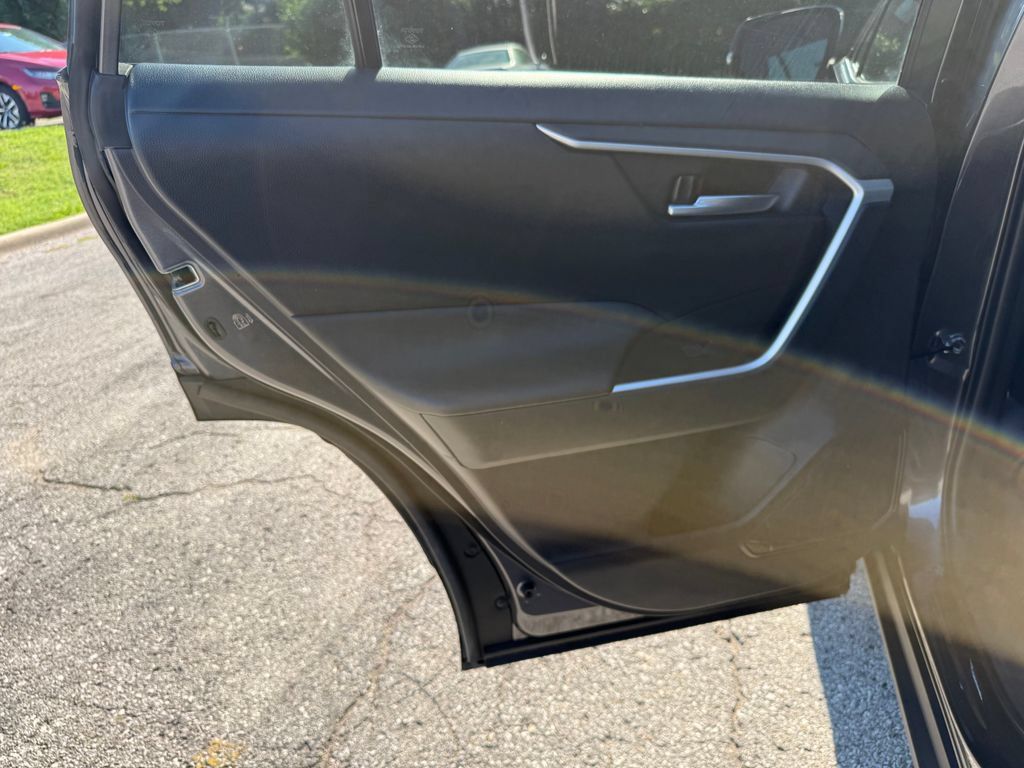 Used 2025 Toyota RAV4 XLE FWD image 32