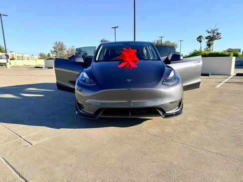 Used 2023 Tesla Model Y AWD image 25