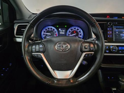 Used 2019 Toyota Highlander XLE image 17