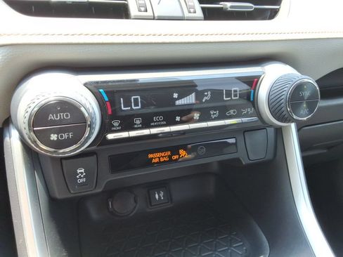 Used 2019 Toyota RAV4 XLE Premium FWD image 33